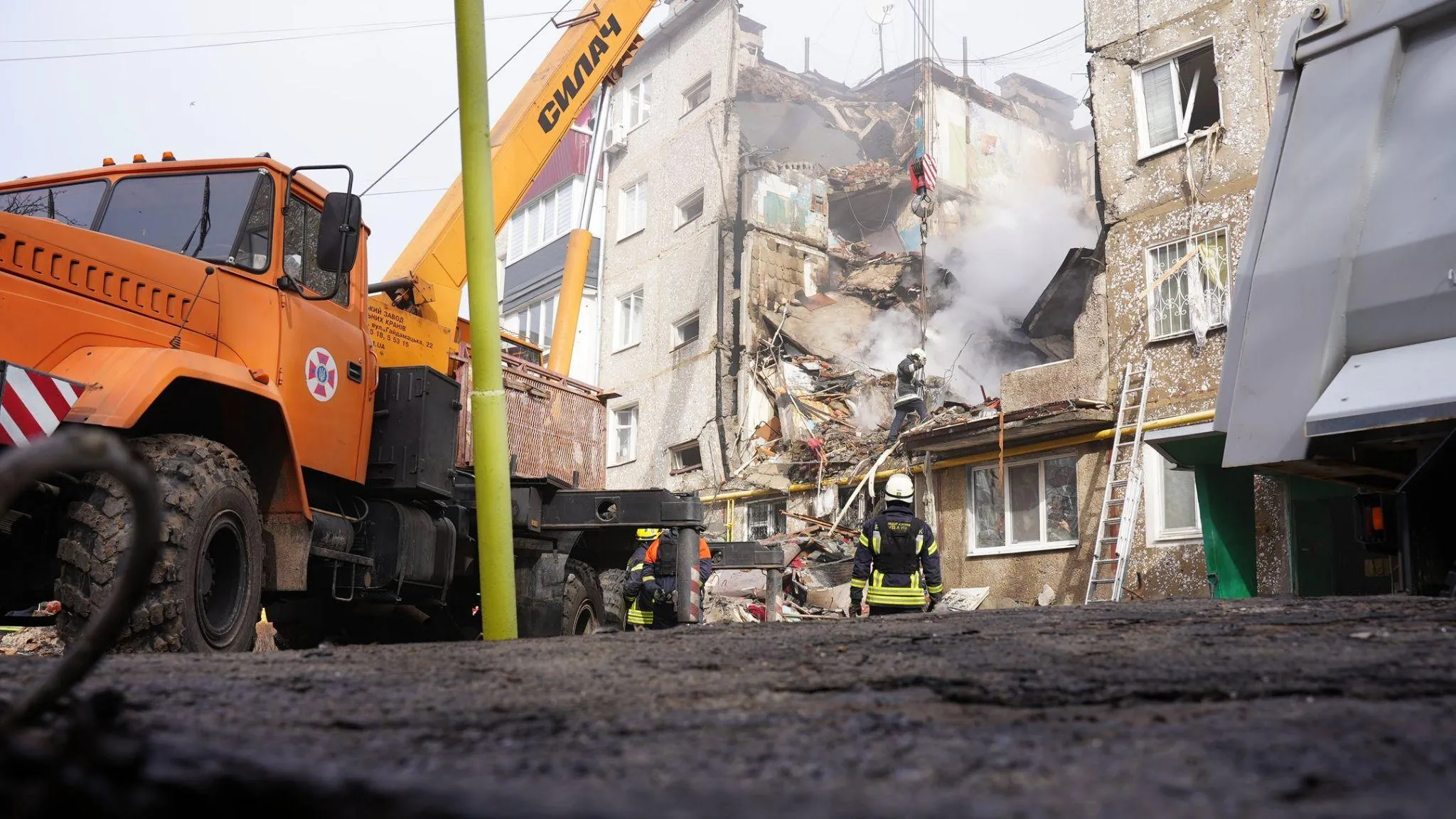 “Земля під будинком за законом начебто належить співвласникам (ОСББ і в Сіверодонецьку, і в Бахмуті дуже багато, і співвласники не ліквідують їх, тобто вони діючі), але що буде далі? Навряд чи хтось питатиме співвласників, чий будинок стояв на конкретній земельній ділянці, що робити”, – додає Оксана Горова.