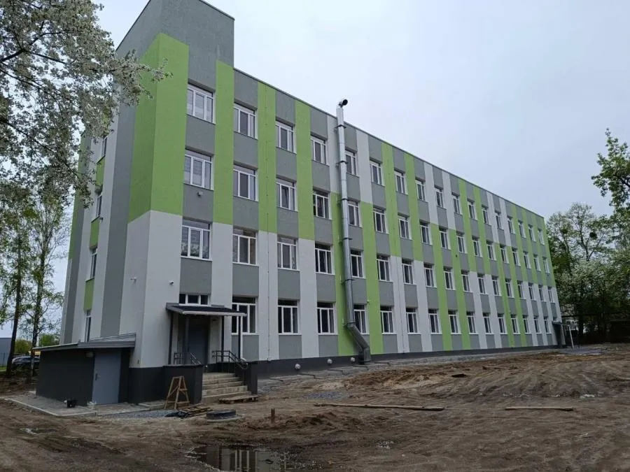 Реконструйована будівля Новоград-Волинської філії КУ “Житомирський обласний центр крові”, яку передали до комунальної власності Звягельської територіальної громади. Тепер це гуртожиток поліпшеного планування для ВПО. Фото “Звягель-Інфо”